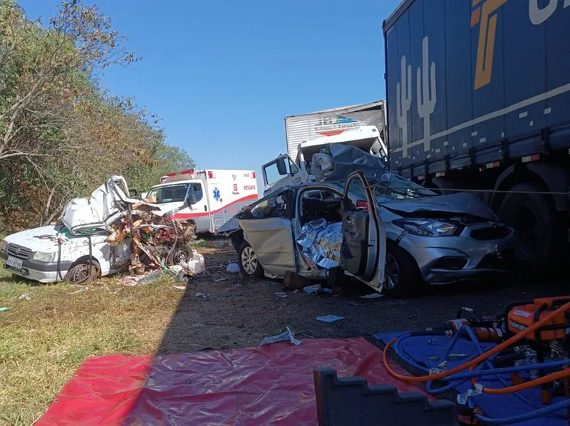 Engavetamento entre 2 caminhões e 3 carros deixa cinco mortos na BR-153 em Campos Novos Paulista