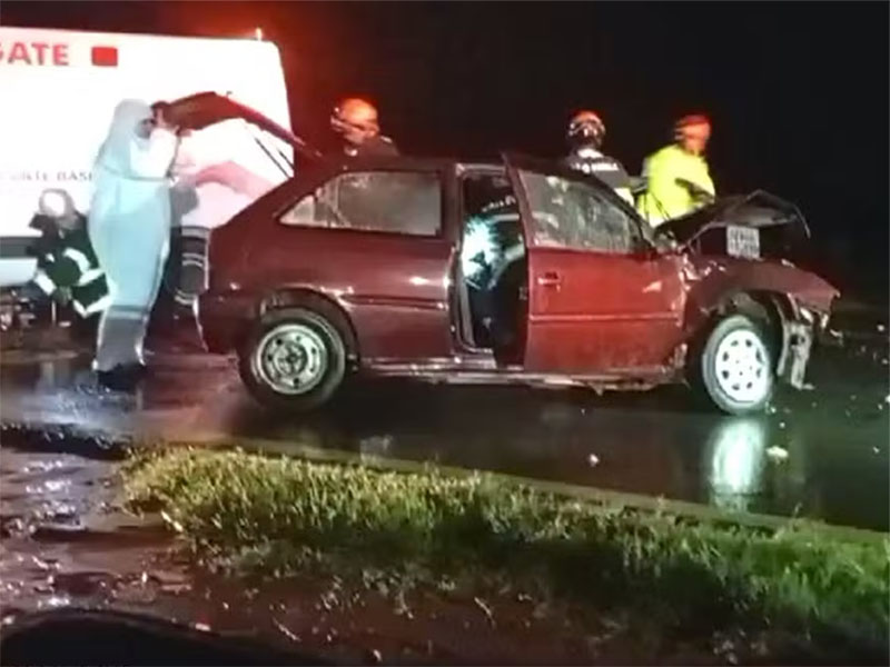 Três pessoas ficam feridas em acidente com dois veículos entre Bastos e Iacri