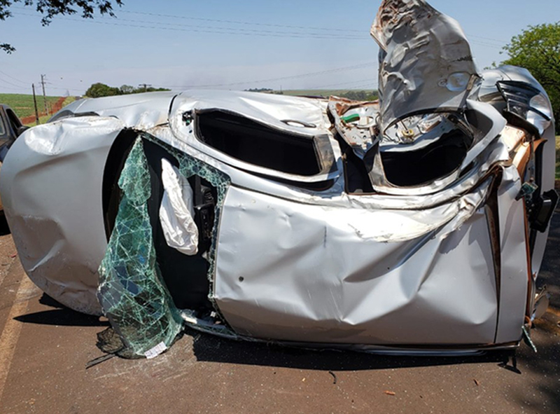 Paraguaçuense grávida capota o carro após bater contra caminhão em Maracaí