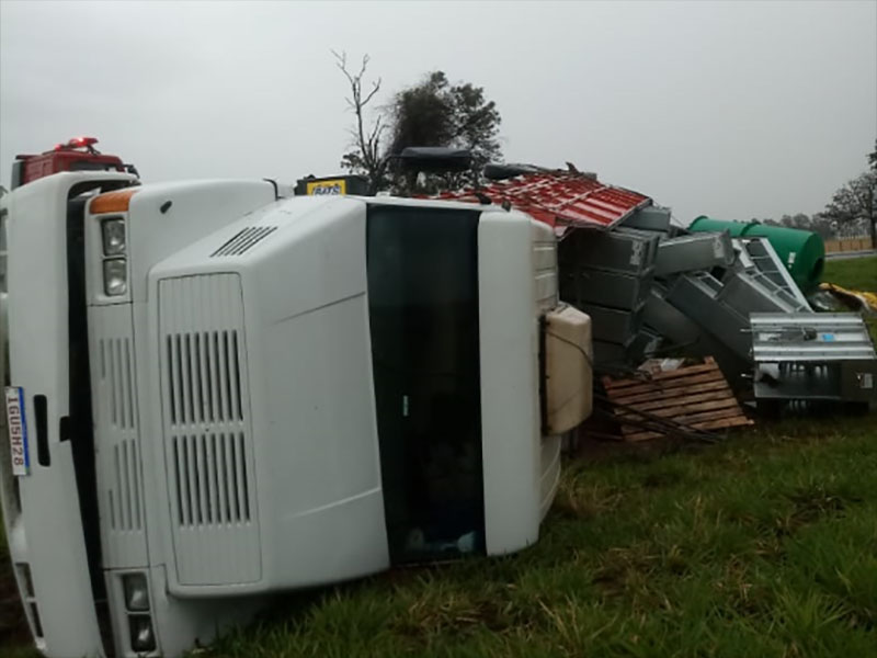 Duas carretas tombam em Paraguaçu Paulista