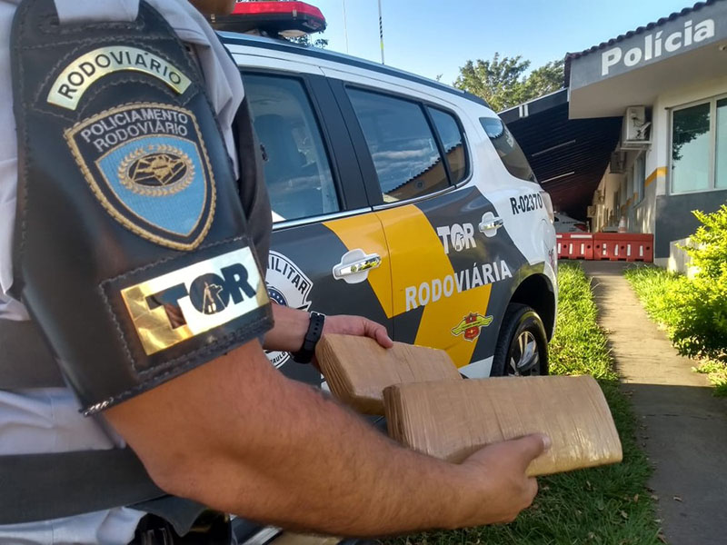 Polícia Rodoviária apreende tabletes de maconha em banheiro de ônibus em Assis