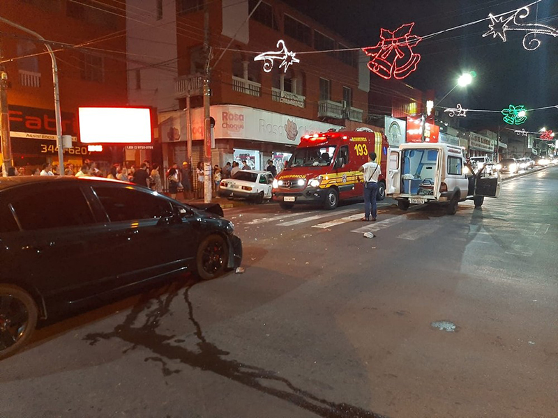 Grávida e criança ficam feridas em acidente entre dois carros no centro de Tupã