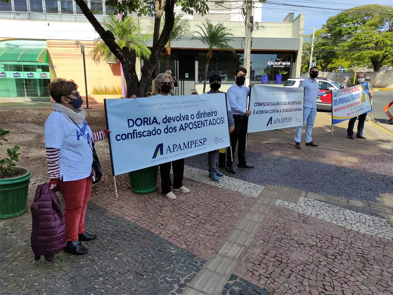 Doria é recebido com protesto de professores aposentados em Presidente Prudente