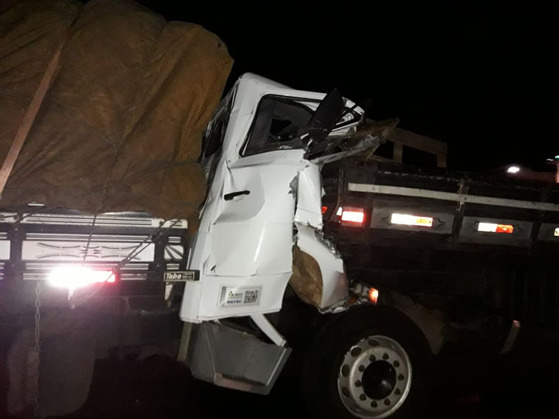 Motoristas morrem em acidente entre dois caminhões na rodovia Miguel Jubran