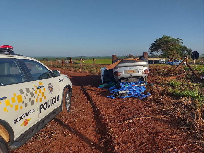 Após fuga, carro capota e espalha mais de 210 quilos de maconha em rodovia de Palmital