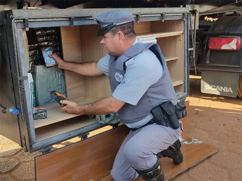 Caminhoneiro é detido com centenas de celulares sem notas fiscais em rodovia de Tarumã