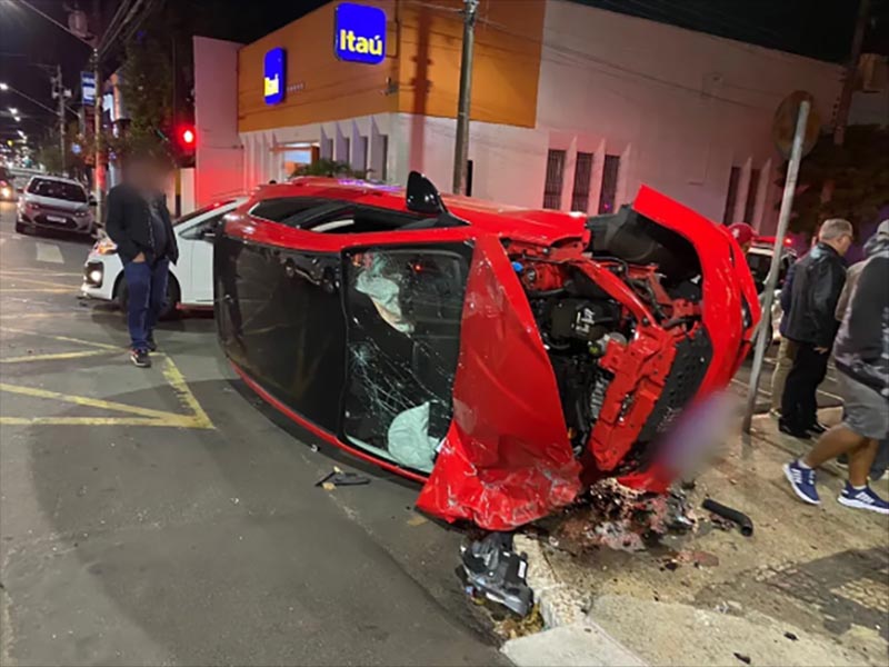 Acidente deixa carros destruídos no Centro de Assis