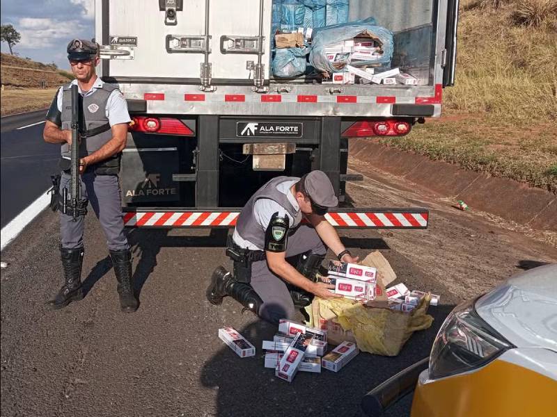 Polícia apreende grande quantidade de cigarros contrabandeados na SP-280 em Santa Cruz do Rio Pardo