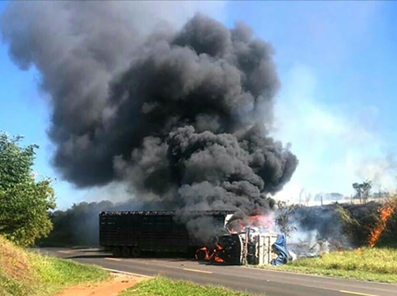 Caminhões batem de frente e pegam fogo em rodovia de Rancharia