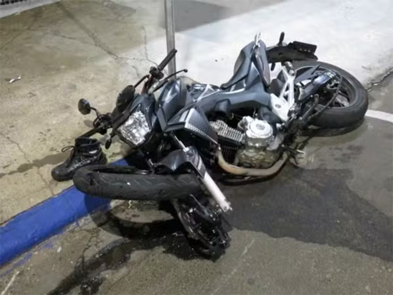 Motociclista morre ao bater em ambulância municipal que transportava paciente, em Dracena
