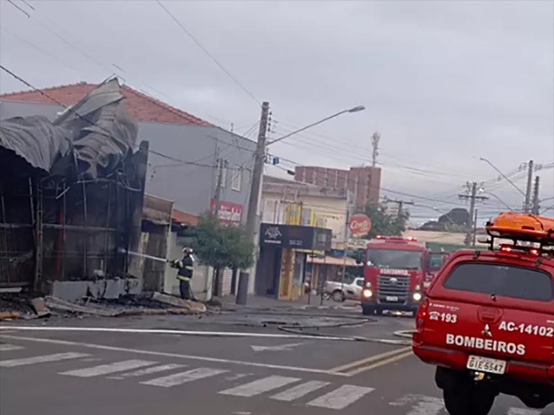 Incêndio deixa loja de pneus completamente destruída em Assis