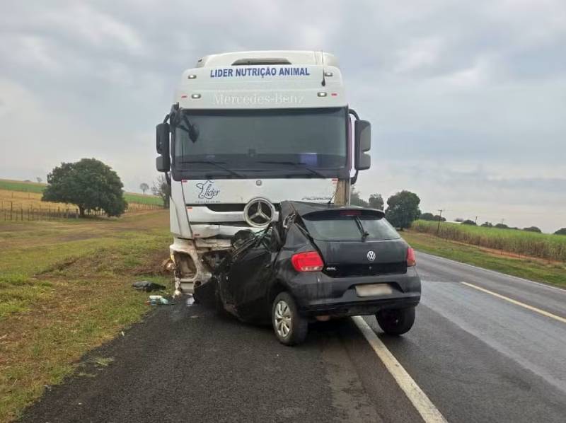 Motorista morre ao bater de frente com caminhão em rodovia no interior de SP