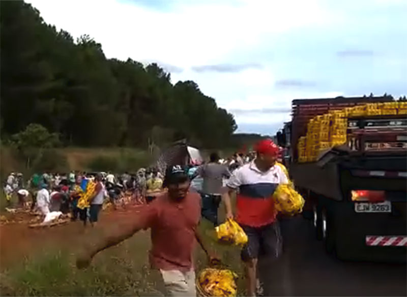 Povo faz festa com carga de cerveja após tombamento de caminhão em Assis