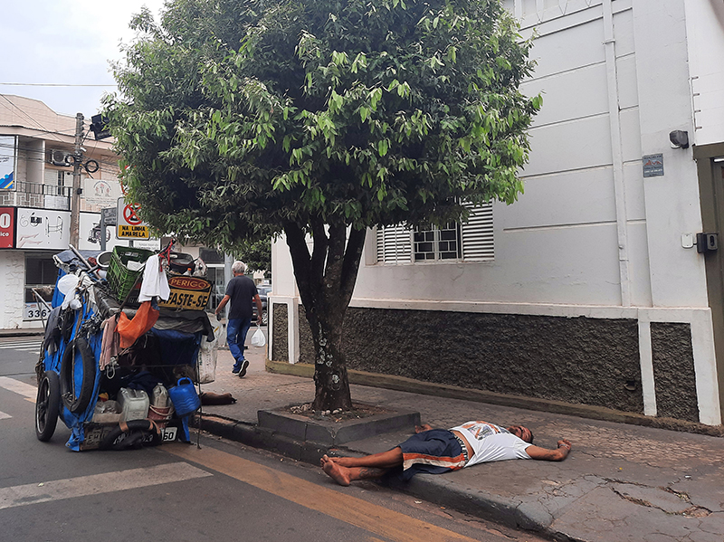 Moradores de rua brigam por espaço em Paraguaçu Paulista