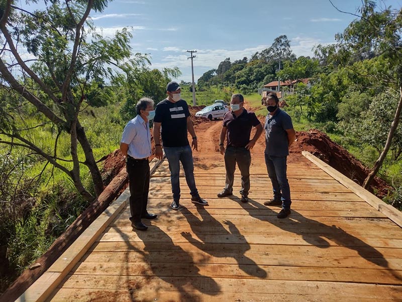 Prefeitura entrega reforma de ponte no Bairro Brumado