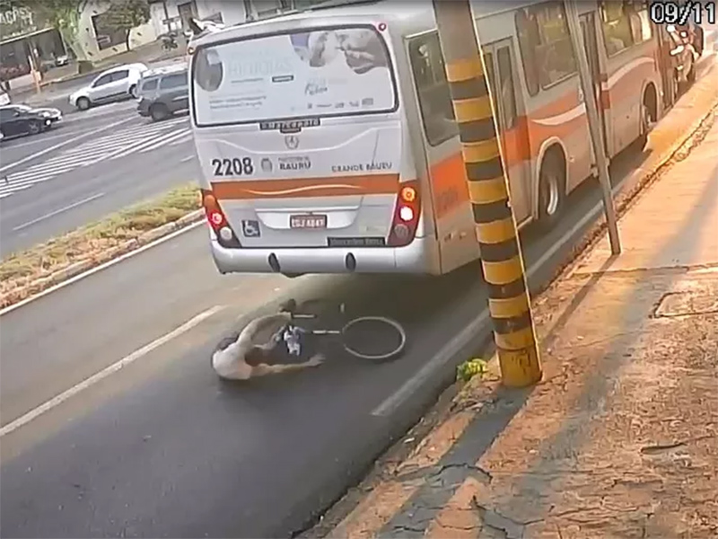 Ciclista desgovernado sai ileso após deslizar no asfalto e parar embaixo de ônibus em Bauru