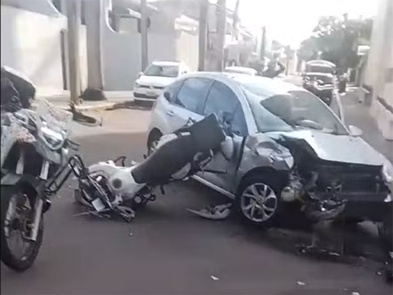 Policial militar morre após bater contra carro durante perseguição, em Presidente Prudente