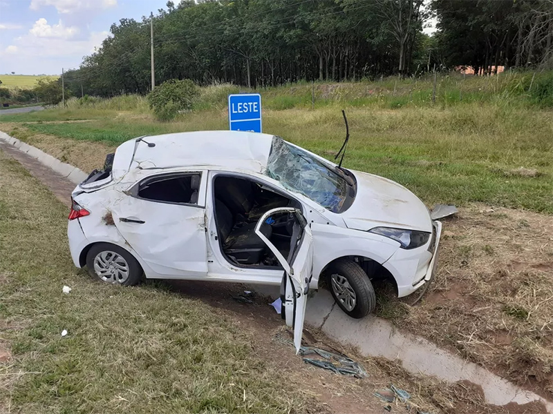 Três pessoas ficam feridas após carro capotar em rodovia de Tupã