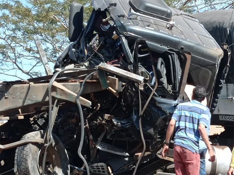 Caminhoneiro sai ileso após ficar preso às ferragens em veículo prensado por outras duas carretas