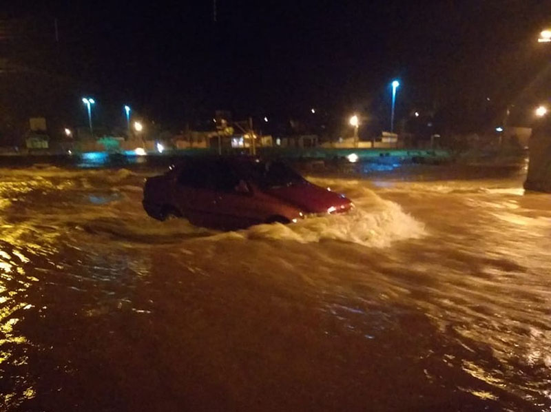 Enxurrada invade casas e leva carros durante forte chuva em Martinópolis