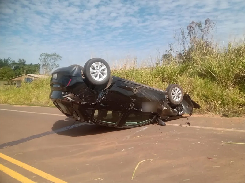 Após perder controle, motorista capota veículo na Estrada Aymoré, em Presidente Venceslau