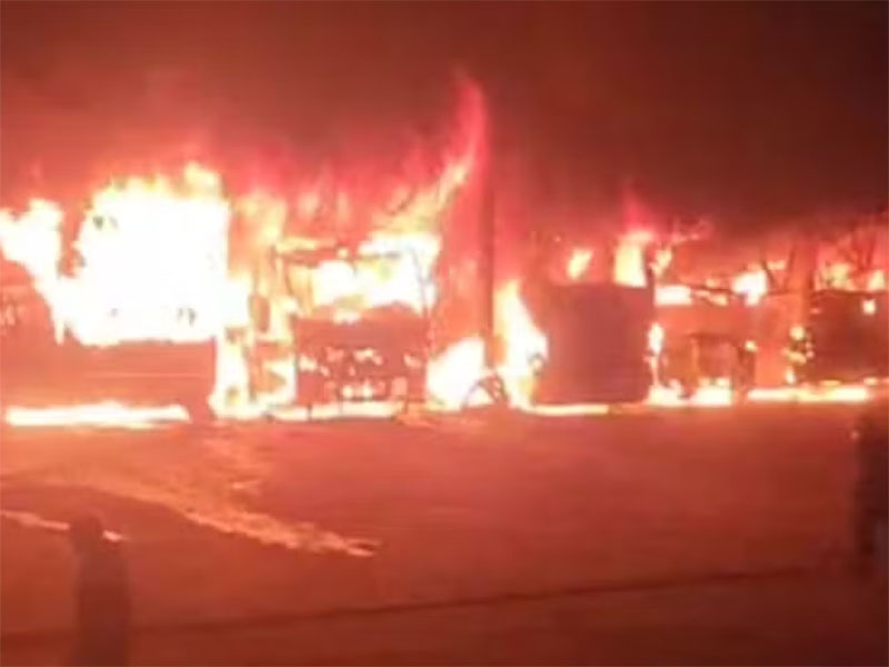 Incêndio de grandes proporções em garagem de ônibus provoca destruição em Andradina