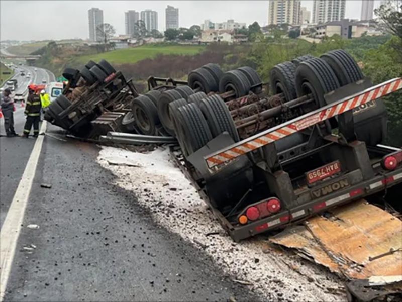 Carreta tomba em curva da Rodovia do Contorno em Marília