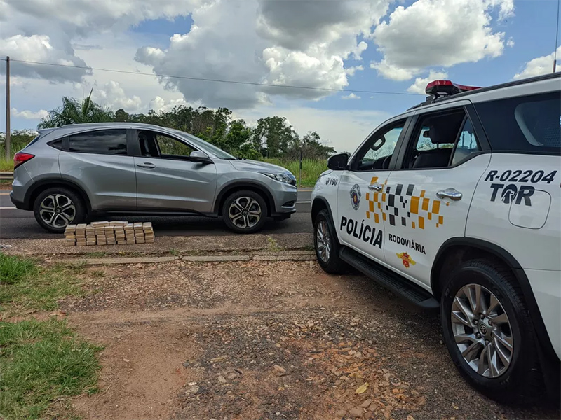 Fiscalização acha 48 kg de pasta base de cocaína em fundo falso de painel de carro em Osvaldo Cruz