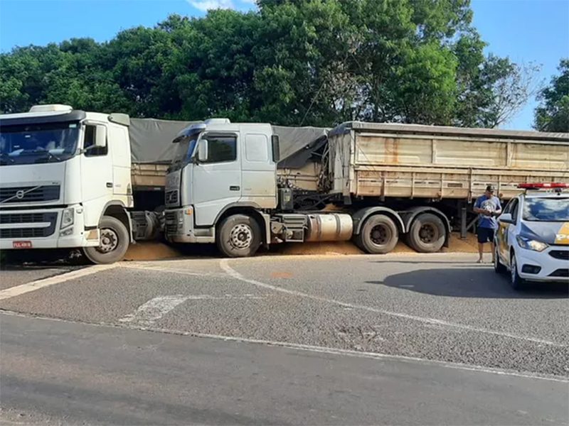 Carretas colidem na Rodovia Raposo Tavares em Ourinhos