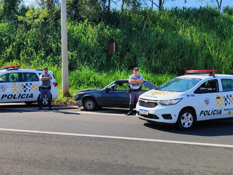 Motorista embriagado é preso após colidir veículo furtado em placa de trânsito