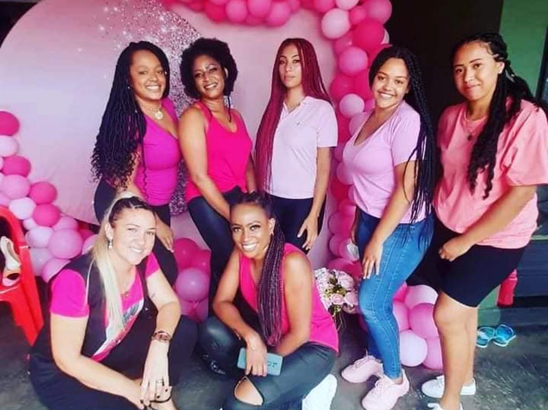 Trancista paraguaçuense encerra Outubro Rosa com ação de empoderamento feminino