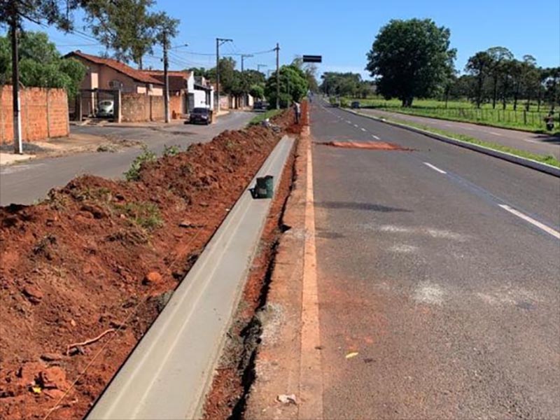 Prefeitura realiza instalação de guias e sarjetas na Sete de Setembro