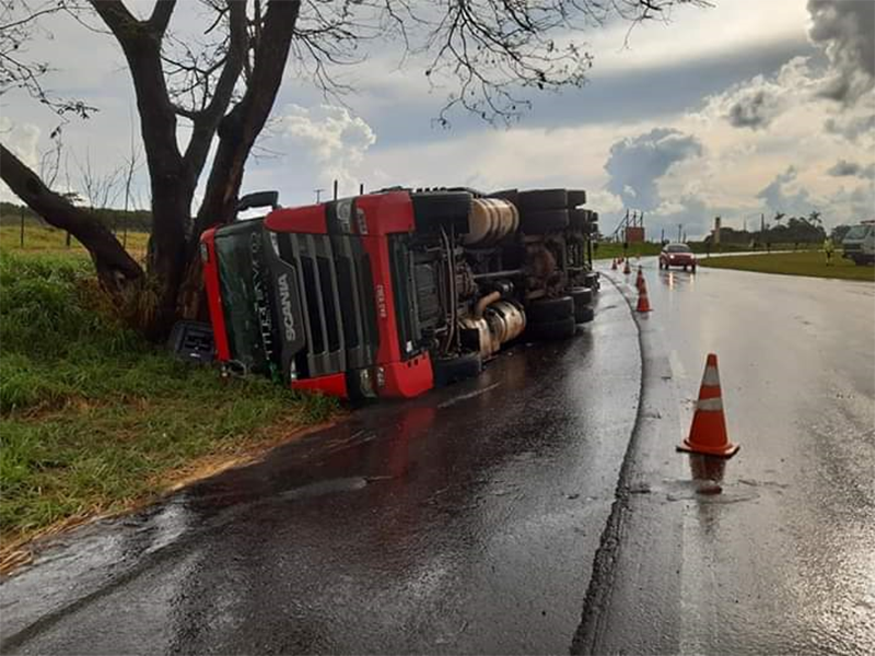 Carreta carregada de carne tomba no trevo de Quatá