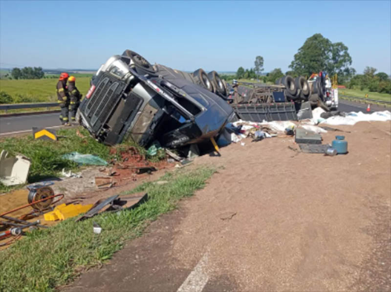 Caminhoneiro morre após tombar carreta em rodovia de Santa Cruz do Rio Pardo