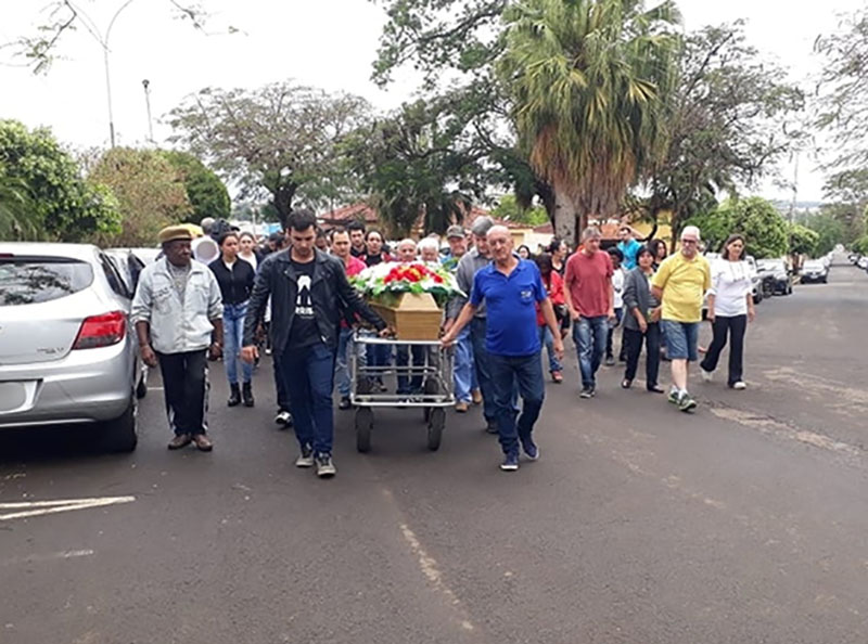 Corpo de universitária encontrada morta é enterrado sob forte comoção em Bariri