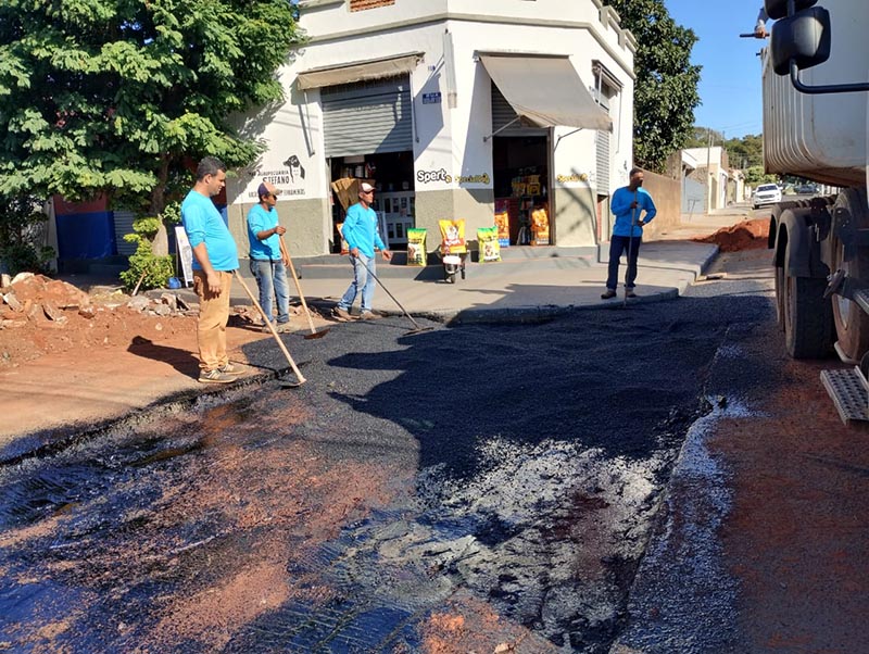 Prefeitura instala sarjetão na Rua Santos Dumont, próximo a Praça Dona Lídia