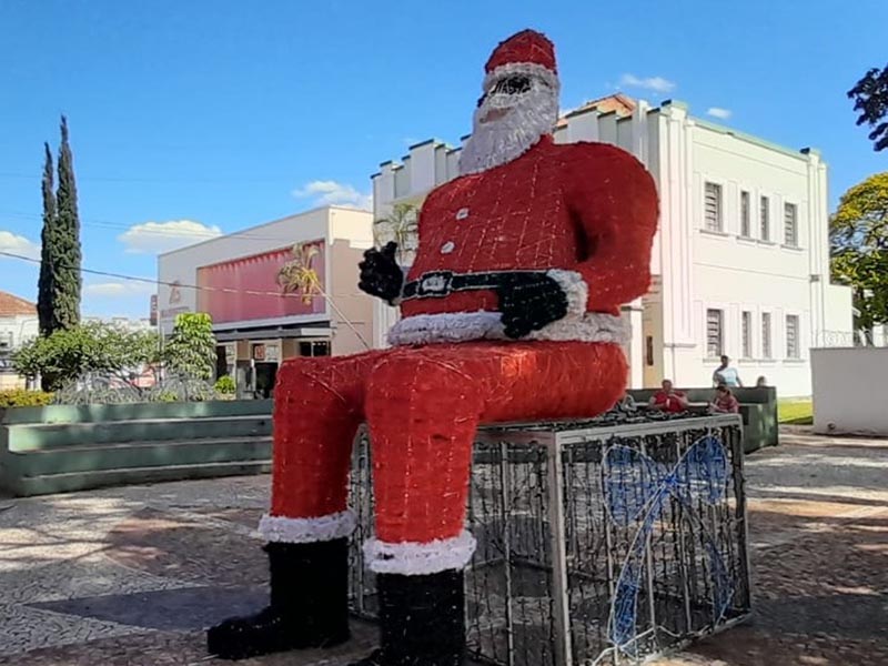 Prefeitura inicia a instalação de decoração de Natal na Praça da Matriz