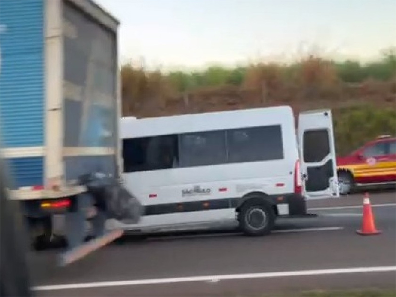 Van que transportava pacientes de Paraguaçu Paulista bate na traseira de caminhão