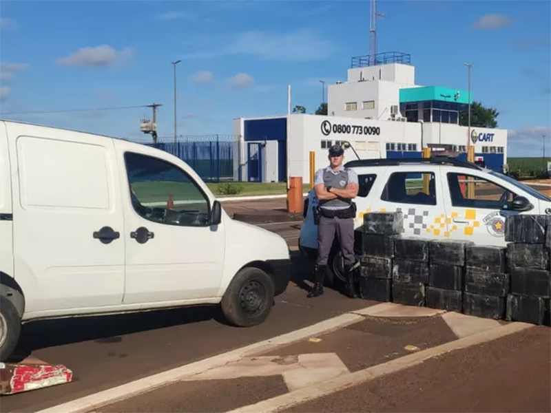 Dupla é presa com carga de 345 kg maconha dentro de veículo guinchado em rodovia de Palmital