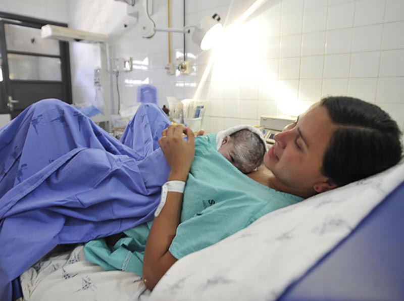 Salário-maternidade pode ser estendido para mães em caso de internação