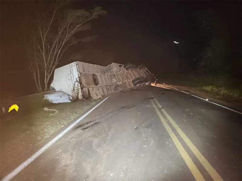 Carreta bitrem tomba na Rodovia da Integração e causa interdição no trânsito