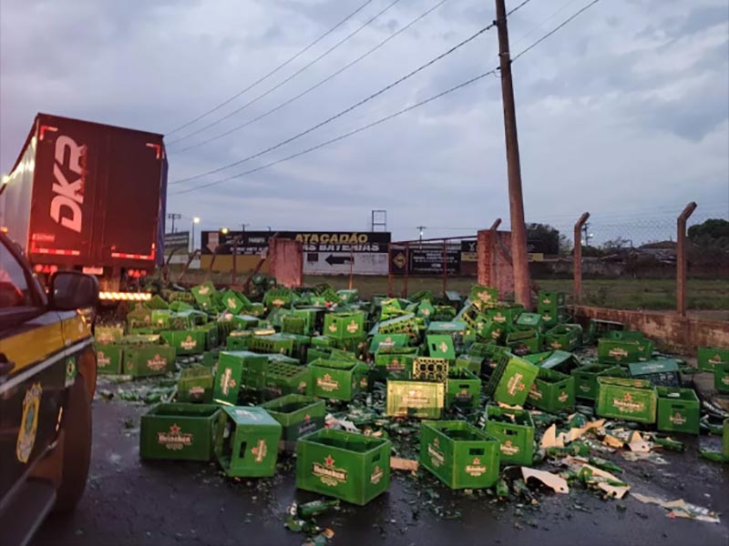 Caixas de cerveja caem de carreta e se espalham em trecho urbano da Rodovia BR-153 em Marília