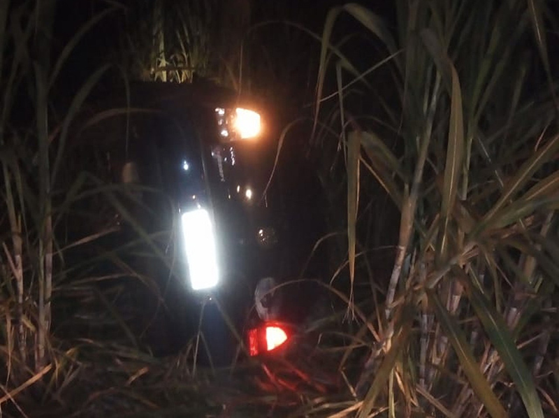 Carro capota em plantação de cana-de-açúcar e mata motorista em estrada de Cândido Mota