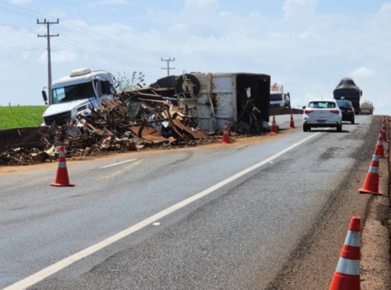 Caminhão tomba, interdita rodovia e deixa uma pessoa gravemente ferida em Ibirarema