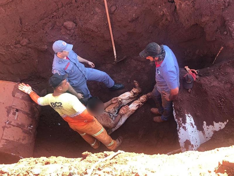 Homem é resgatado após ser soterrado durante trabalho em galeria de esgoto em Cândido Mota