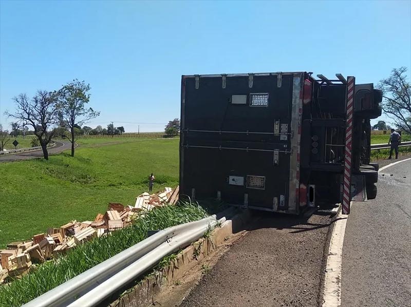 Caminhão carregado com legumes tomba na SP-270 em Assis