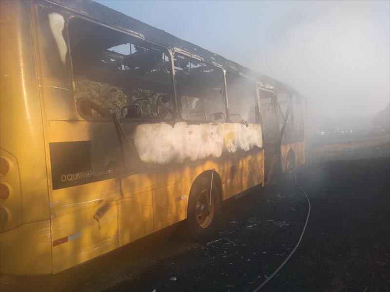 Ônibus da Prefeitura de Quatá é consumido pelo fogo