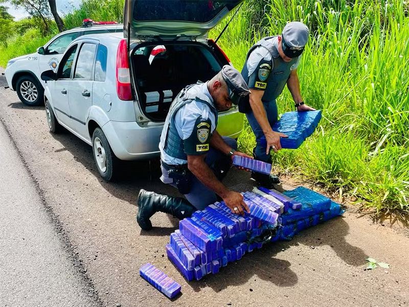 Homens são presos com 119 tabletes de maconha escondidos em porta-malas de carro, em Rancharia