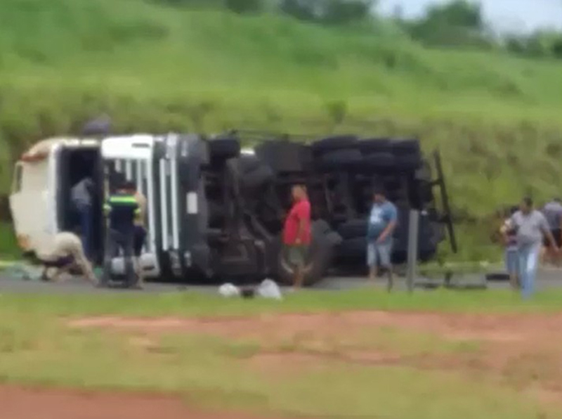 Caminhão tomba e espalha carga de óleo vegetal em rodovia de Paraguaçu Paulista