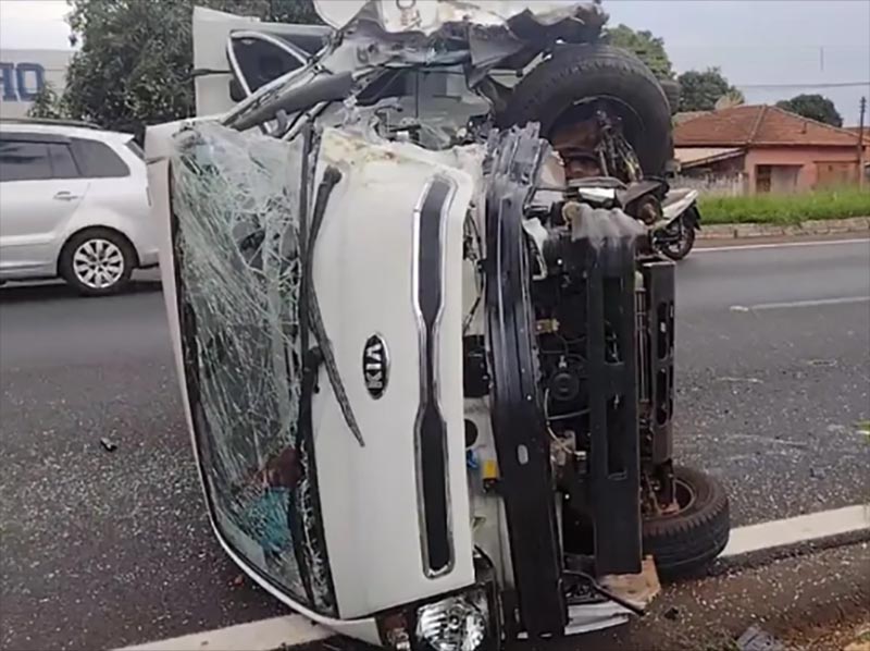 Caminhão tomba após bater em árvore na Rodovia Raposo Tavares em Ourinhos